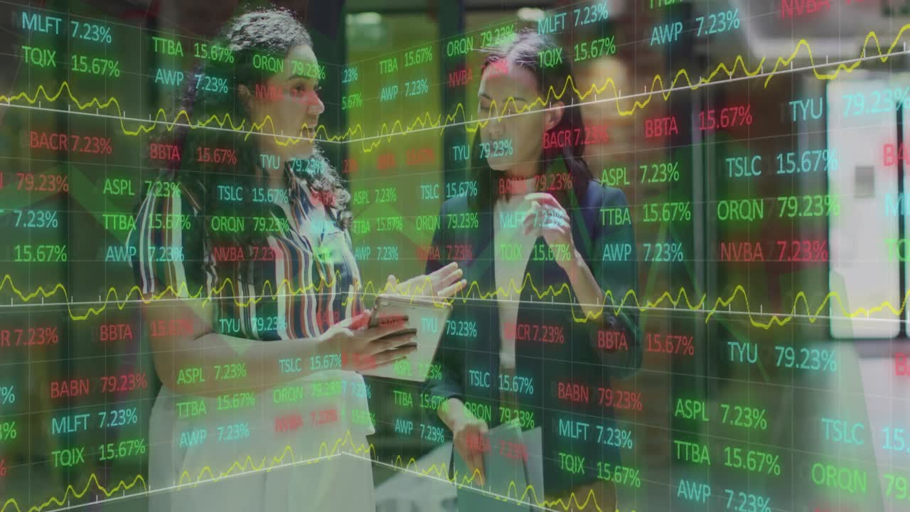 animación del procesamiento de datos financieros sobre diversas colegas femeninas en la discusión de la oficina.