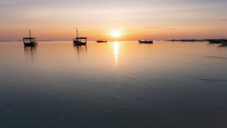 Barcos-Dhow-Al-Atardecer,-Zanzíbar-En-Tanzania