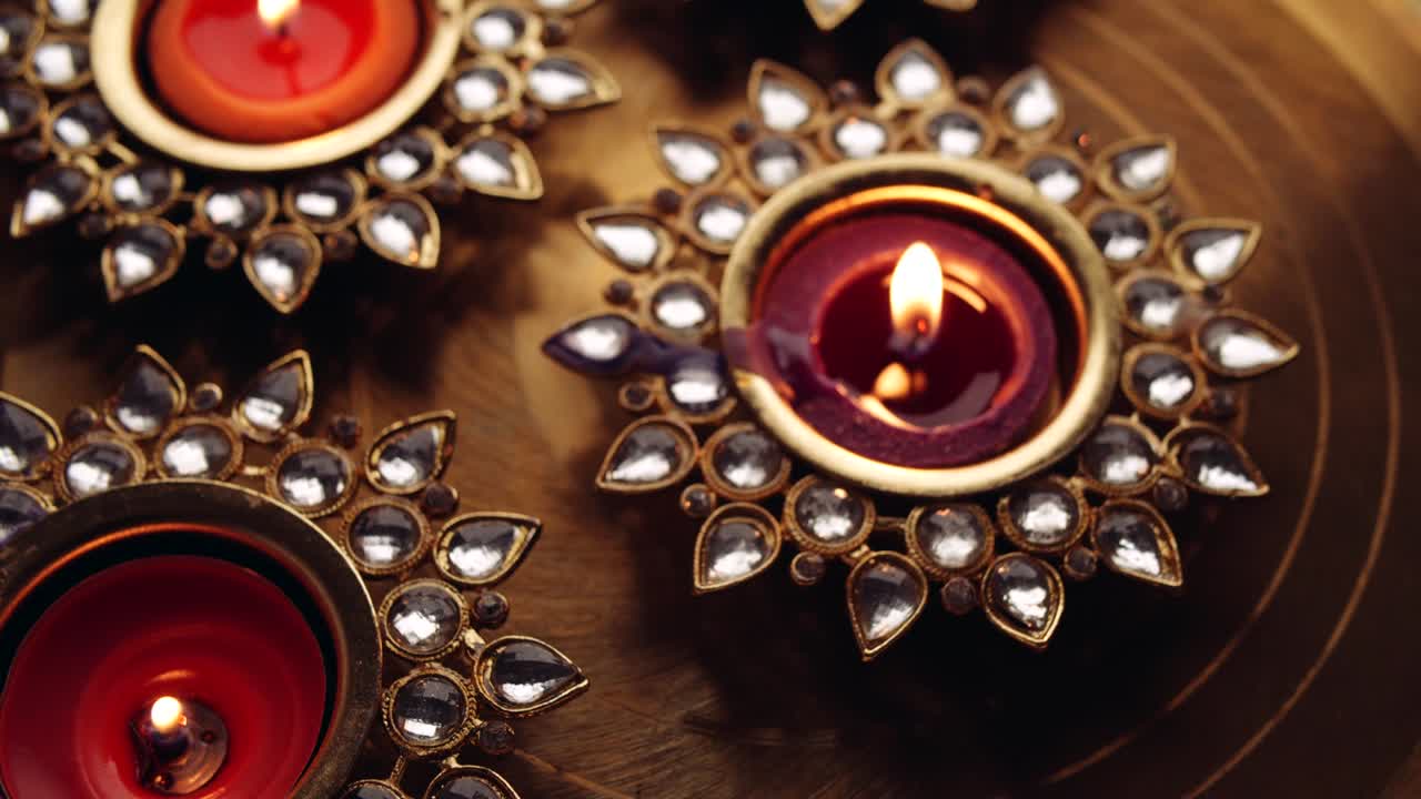 2020-diwali diyasflames van de la mano con las máscaras faciales