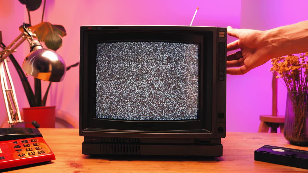 레트로 tv, 노스탈기적인 설정으로 빈티지 tv, 레트로 tv는 화면에 곡물을 표시합니다, 무서운 할로윈 밤 장치, 크로마 키 및 그린 스크린에 좋습니다.