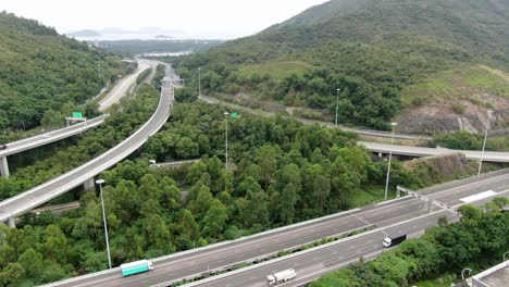 Tráfico-En-Un-Intercambio-De-Carreteras-Rurales-En-Hong-Kong,-Vista-Aérea