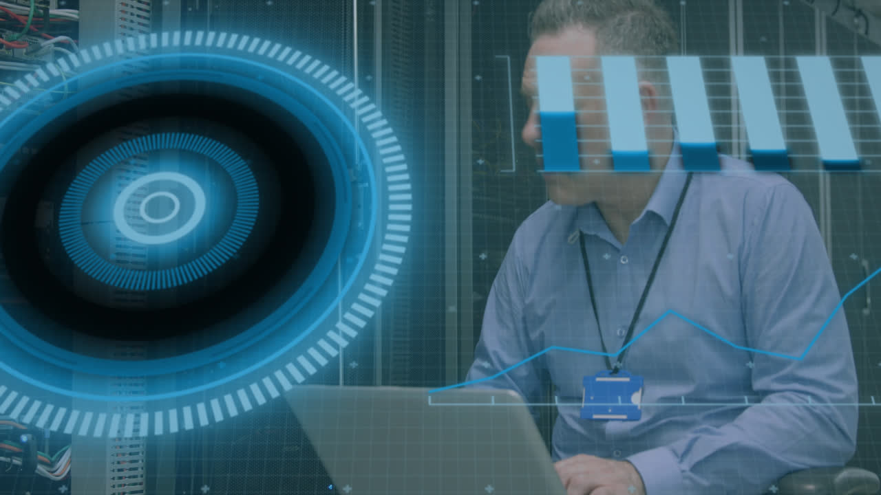 animación de escaneo de alcance y procesamiento de datos sobre técnico informático masculino caucásico por servidor de computadora