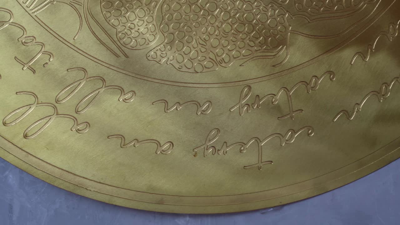 vista frontal de un plato elegante y diseñado para la mesa de comedor en un restaurante de primer plano