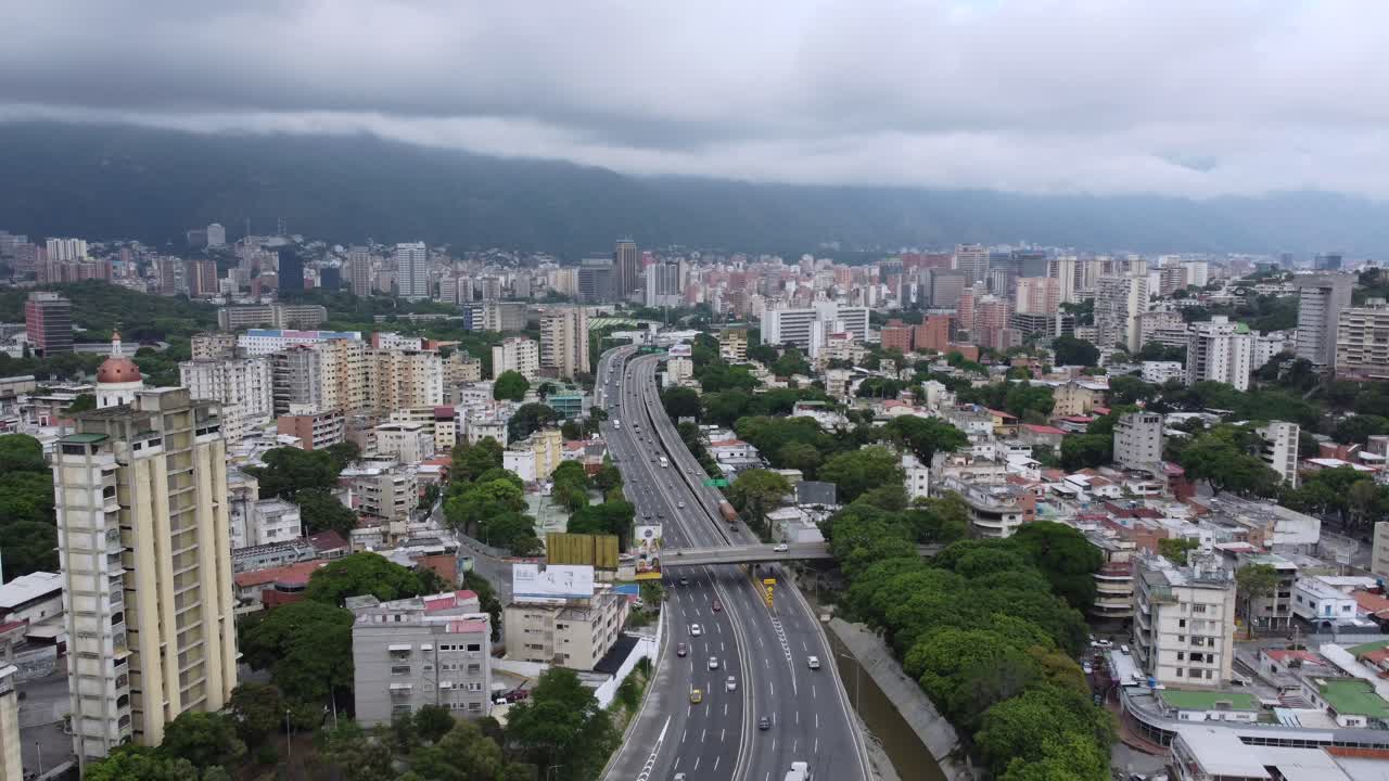 Volo di drone nella città di Caracas.