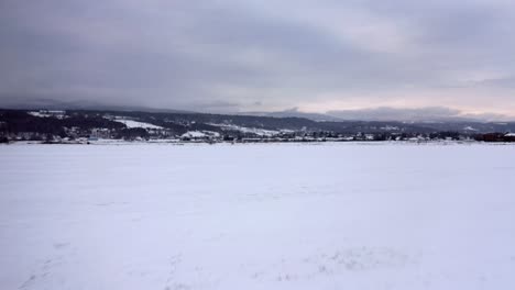 Drohne-Bewegt-Sich-Auf-Einem-Landwirtschaftlich-Genutzten-Land-In-Charlevoix,-Quebec