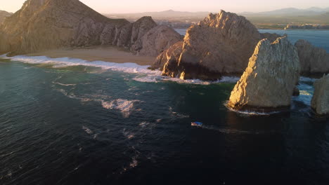 sonnenuntergang am berühmten strand und den klippen von playa del amor cabo san lucas