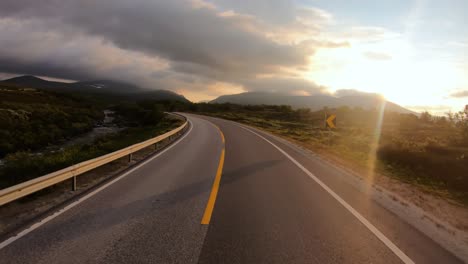 Conduciendo-Un-Coche-Por-Una-Carretera-De-Noruega-Al-Amanecer.