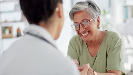 médico, paciente de edad avanzada y tomados de la mano