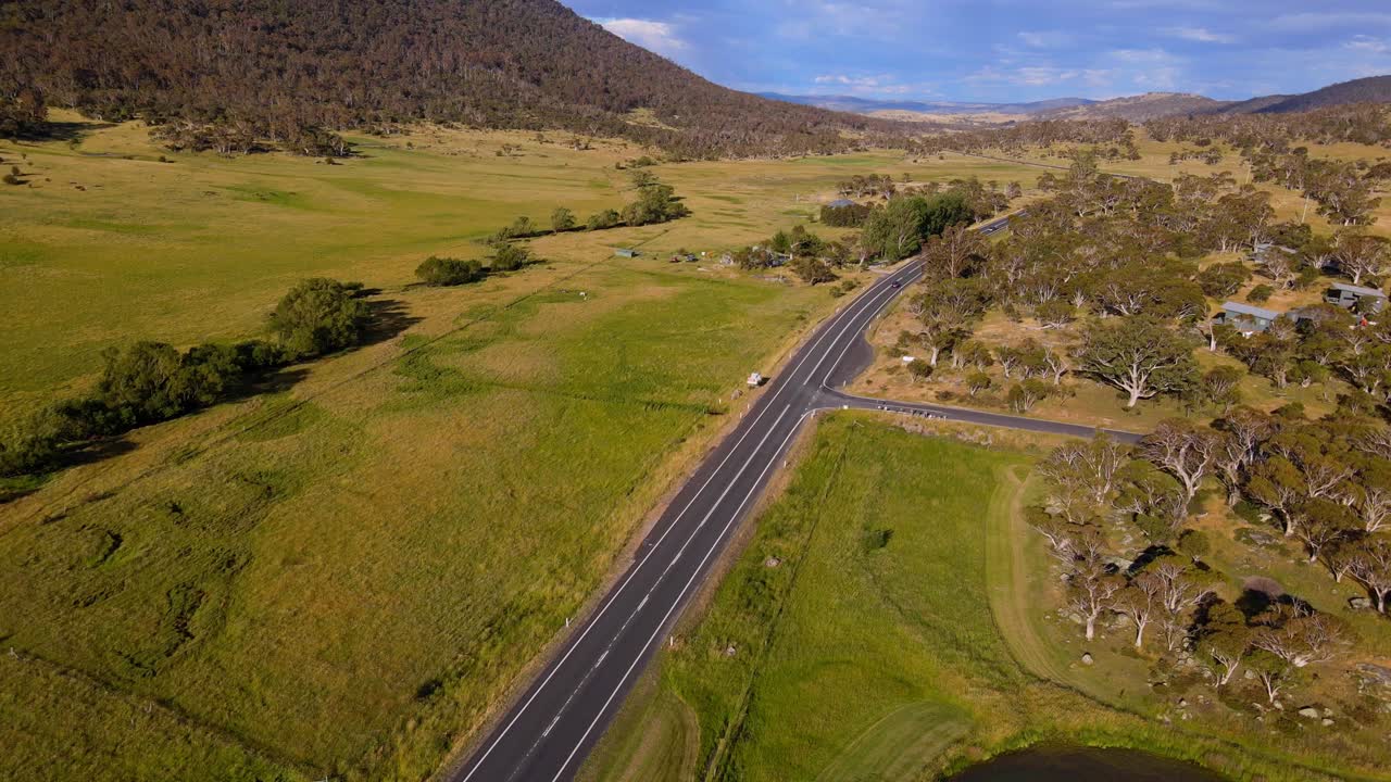 vista aérea de crackenback con un hermoso paisaje del cielo y el paisaje en el fondo en nueva gales del sur, australia