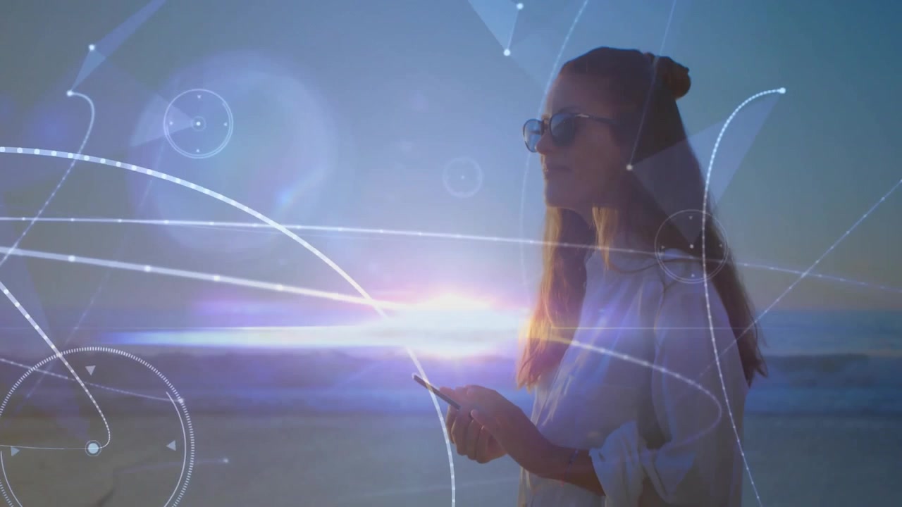 Donna che tocca lo smartphone su una spiaggia al tramonto, generando diagrammi di rete che orbitano attorno alla testa per una demo tecnologica.