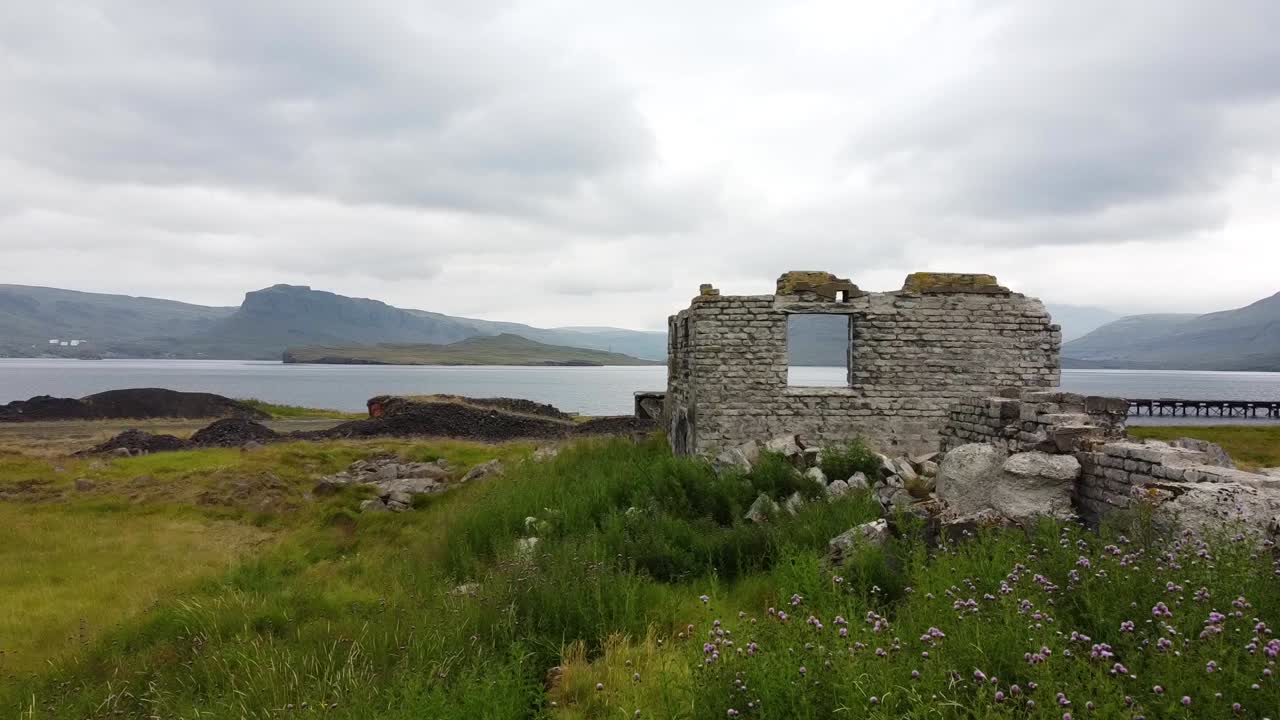 아이슬란드 의  벽돌 건물 의 폐허 와 부서진 다리, 공중 사진