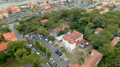 Hotel-Y-Restaurante-En-Hossegor-Filmados-Con-Un-Dron,-Con-Capbreton-Como-Fondo