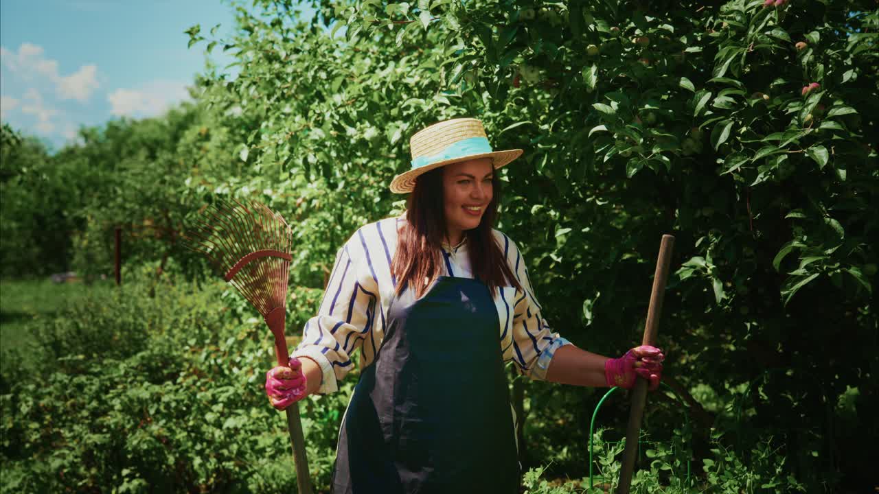 Женщина в саду