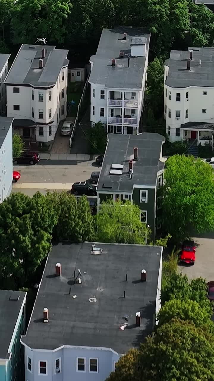 Luftfoto af byområde i USA med huse og træer
