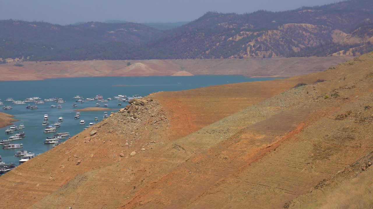 수위가 낮고 나무를 태운 극심한 가뭄 상황에서 캘리포니아 오로빌 호수