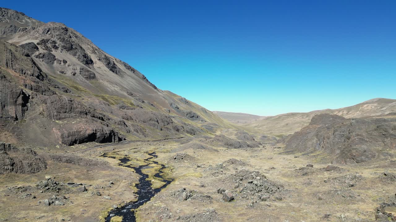 비행장, 황량한 바위산 고원 및 알파인 강의 원천