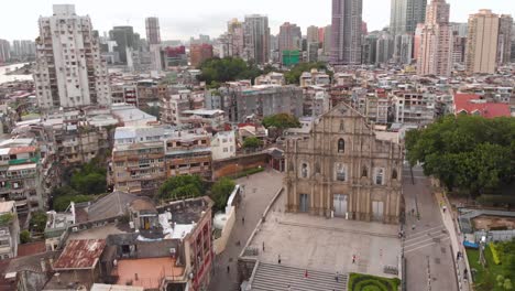 vista aérea giratoria e inclinable de las ruinas del horizonte revelador de macao de san pablo