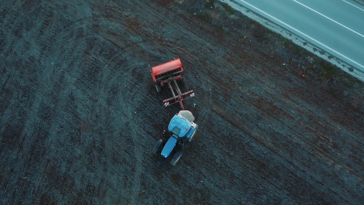 에 있는 트랙터 와 씨 뿌리는 기계 의 공중 사진
