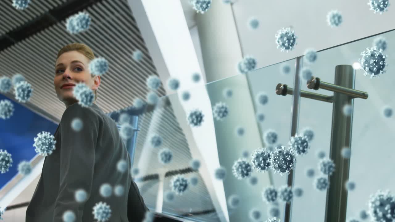 공항에서 백인 여성 위에 떠다니는 거대 코로나19 세포의 애니메이션