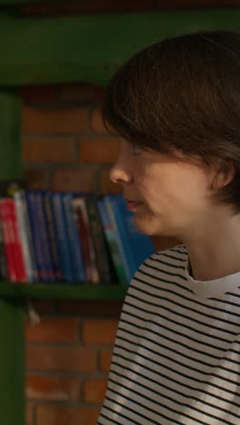 mujer en vista de perfil mirando hacia otro lado