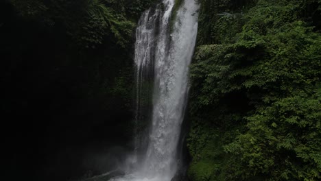 Slowly-moving-in-toward-the-beautiful-Alina-Aling-waterfall-in-Bali,-Indonesia
