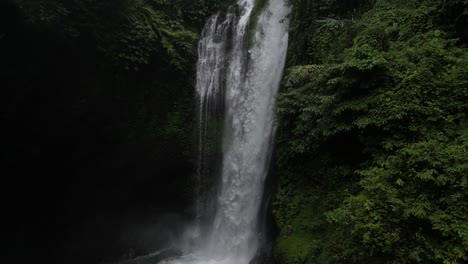 Avanzando-Lentamente-Hacia-La-Hermosa-Cascada-Alina-aling-En-Bali,-Indonesia