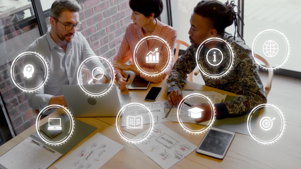 animación de iconos sobre diversos compañeros de trabajo discutiendo el diseño del producto en la oficina