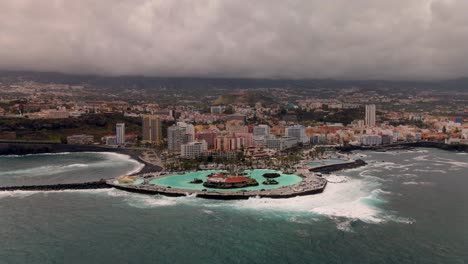 Toma-Aerea-De-La-Localidad-De-Puerto-La-Cruz,-En-Las-Islas-Canarias,-Que-Fue-Una-Construccion-Del-Sr.