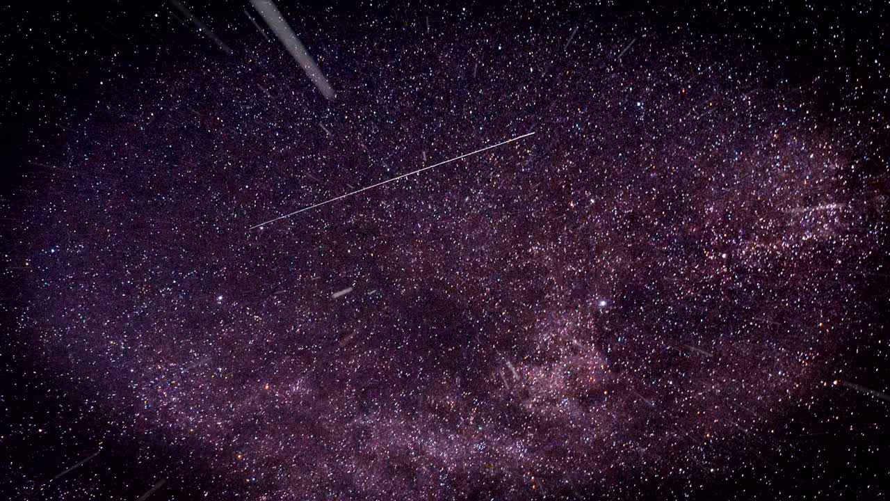 우주에서 별을 날아다니며 보라색