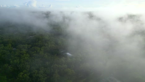 avión no tripulado de niebla atmosférica se asienta en el cielo sobre la finca rural, órbita