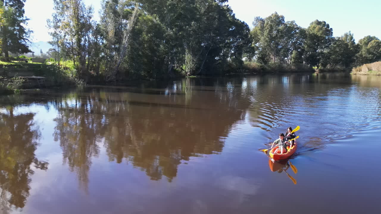 каяк, люди в лодке и озере со спортом