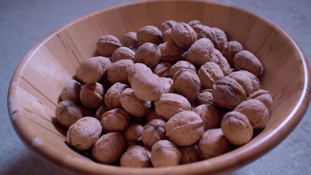 Noci secche in una ciotola di legno.