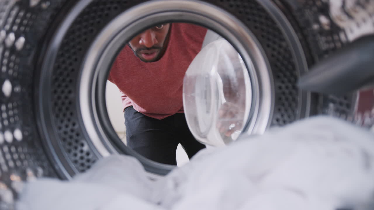 사람이 세탁기를 꺼내면서 세탁기 안에서 바라보는 모습