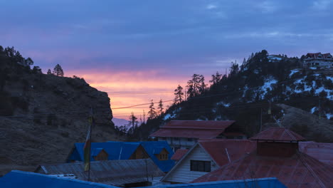 timelapse matutino de la salida del sol en la aldea de kuri, kalinchowk, dolakha, nepal en un día nublado de invierno