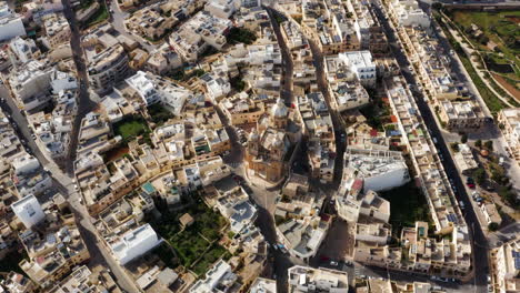 Vista-Aérea-Sobre-El-Pueblo-De-Dingli-Con-St