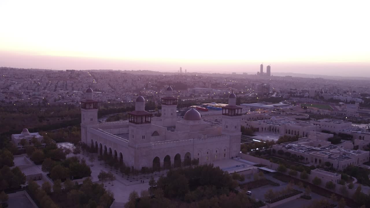 bella toma aérea al atardecer de la mezquita islámica en el centro de amman jordan