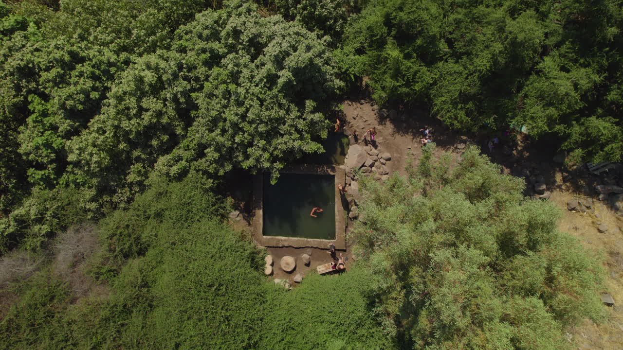 ein aya - un manantial en el sur de las alturas del golán, junto a la piscina hay algunos bancos de madera, así como un árbol de jujube debajo, con vistas a la frontera entre israel, siria y jordania