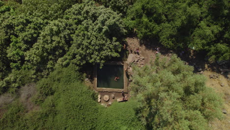 Ein-Aya:-Un-Manantial-En-El-Sur-De-Los-Altos-Del-Golán,-Junto-A-La-Piscina-Hay-Algunos-Bancos-De-Madera-Y-Un-árbol-De-Azufaifa-Debajo,-Con-Vistas-A-La-Frontera-Entre-Israel,-Siria-Y-Jordania.