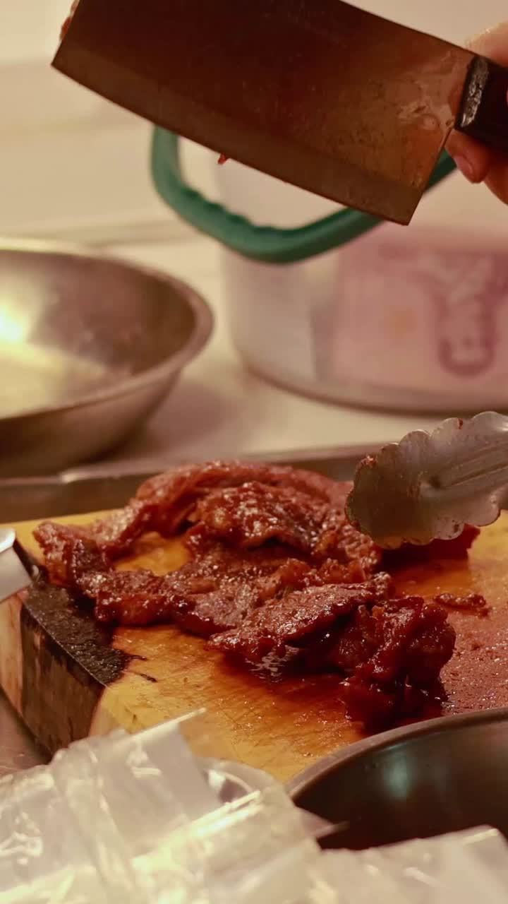 방 시장 상점 에서 고기 를 준비 하는 도살자