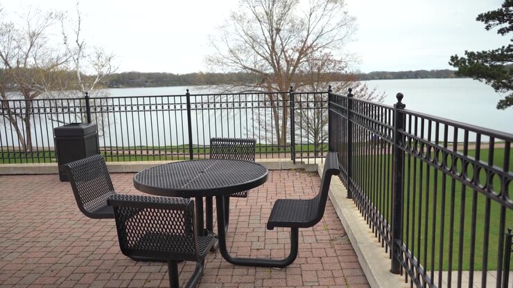 Mobili da esterno neri sul Lago Reed, East Grand Rapids Michigan 4K