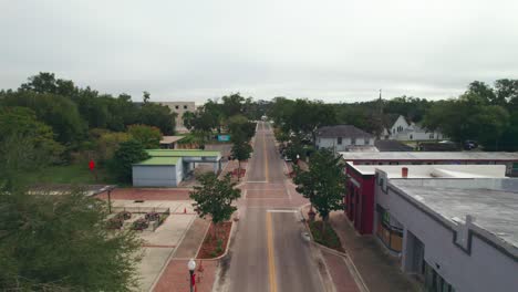 Sobrevuelo-Aéreo-Inverso-Del-Centro-De-La-Ciudad-Vacío-Y-Abandonado-De-Ocoee,-Florida,-Sin-Nadie-Ni-Vehículos