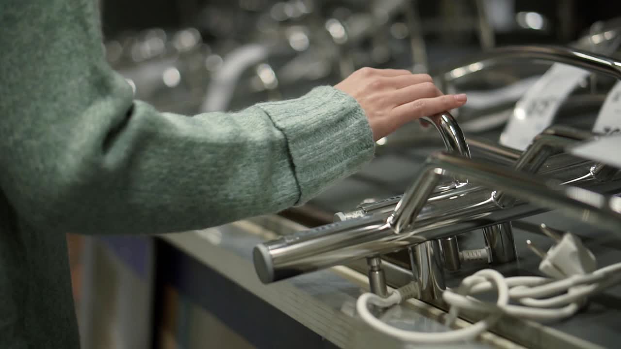una mujer está eligiendo nuevos muebles para el baño en una ferretería