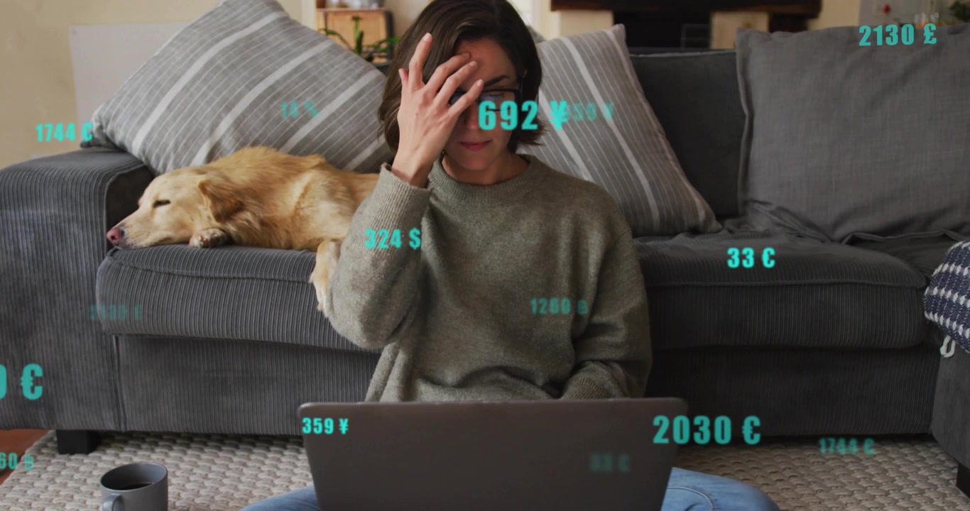 Sequenza iniziale: donna che digita sul laptop e analizza simboli di valuta fluttuanti mentre il cane dorme