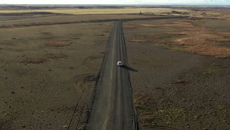 Ansicht-Von-Oben-Autofahren-Auf-Dunkler-Sandstraße,-Isländische-Landschaft