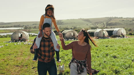 Familie,-Spaziergang-Auf-Dem-Bauernhof-Mit-Landwirtschaft-Und-Bindung