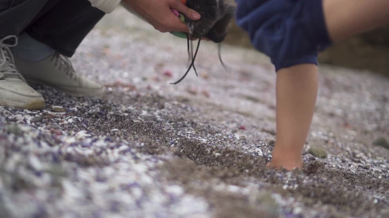 맨발로 해안을 향해 걸어가는 흥분한 작은 아이 - 낮은 수준의 샷