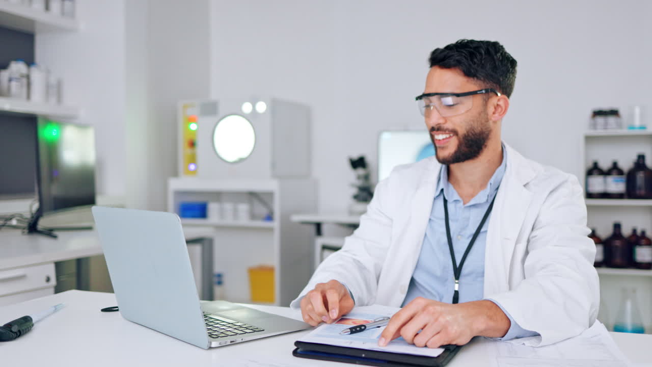 un científico alegre, feliz y emocionado celebrando