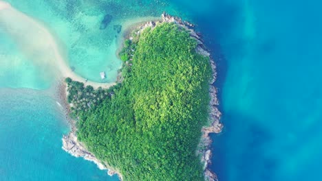 タイ、パンガン島の緑の木々の森と青いターコイズブルーの海で洗われる岩の多い海岸線を持つ熱帯の島の美しいハート形