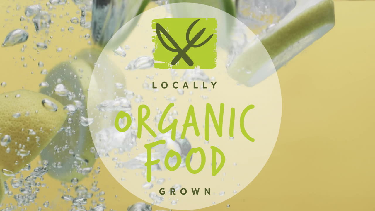 유기농 식품 텍스트의 애니메이션은 물 배경에 떨어지는 과일 위에 있습니다.