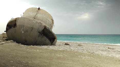 Búnker-Abandonado-A-La-Orilla-Del-Mar,-Testigo-De-La-Historia-De-Una-época-Pasada,-Restos-De-Una-Dictadura-En-Albania